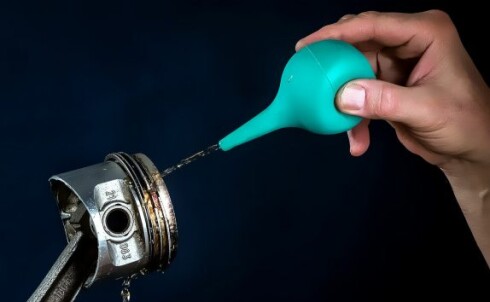 Промивання двигуна перед заміною мастила: коли це потрібно, а коли ні