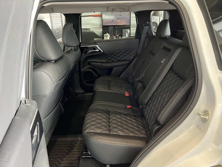 OUTLANDER ULTIMATE 2.5 CVT 4WD