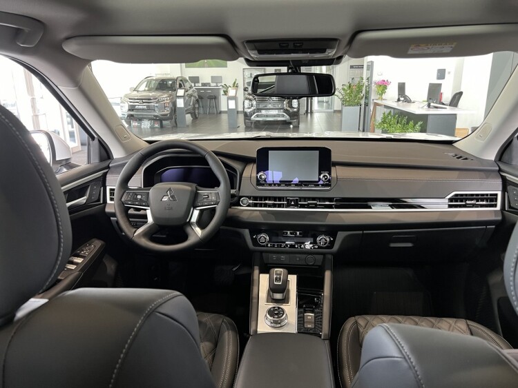 OUTLANDER ULTIMATE 2.5 CVT 4WD