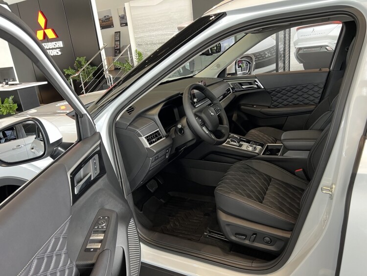 OUTLANDER ULTIMATE 2.5 CVT 4WD