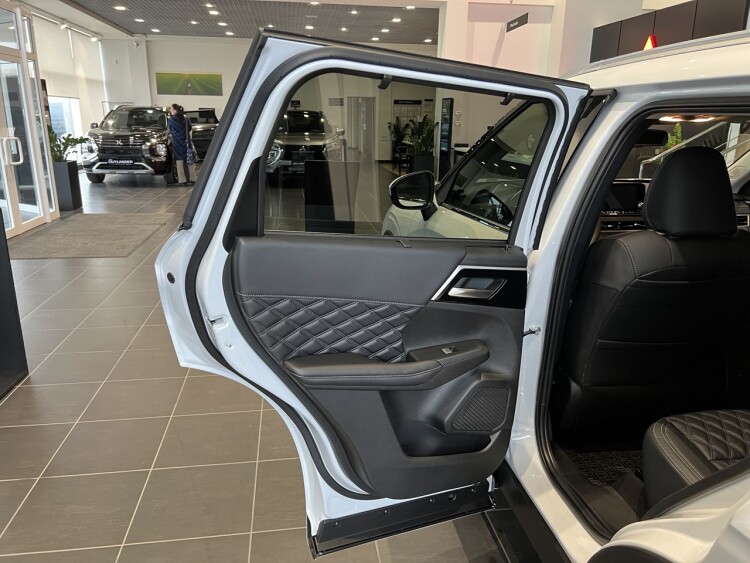 OUTLANDER ULTIMATE 2.5 CVT 4WD