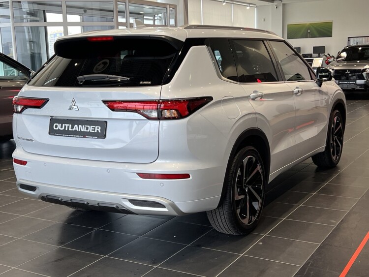 OUTLANDER ULTIMATE 2.5 CVT 4WD
