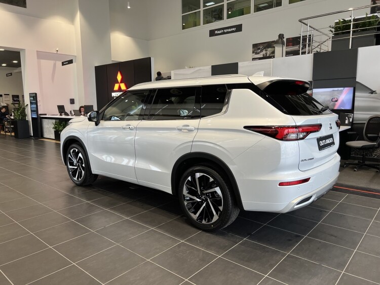 OUTLANDER ULTIMATE 2.5 CVT 4WD