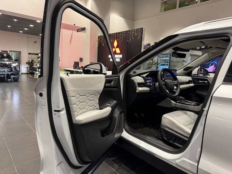 OUTLANDER ULTIMATE 2.5 CVT 4WD