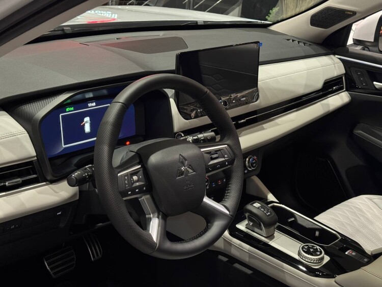 OUTLANDER ULTIMATE 2.5 CVT 4WD