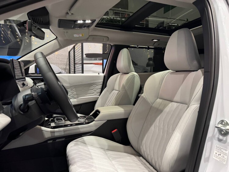 OUTLANDER ULTIMATE 2.5 CVT 4WD