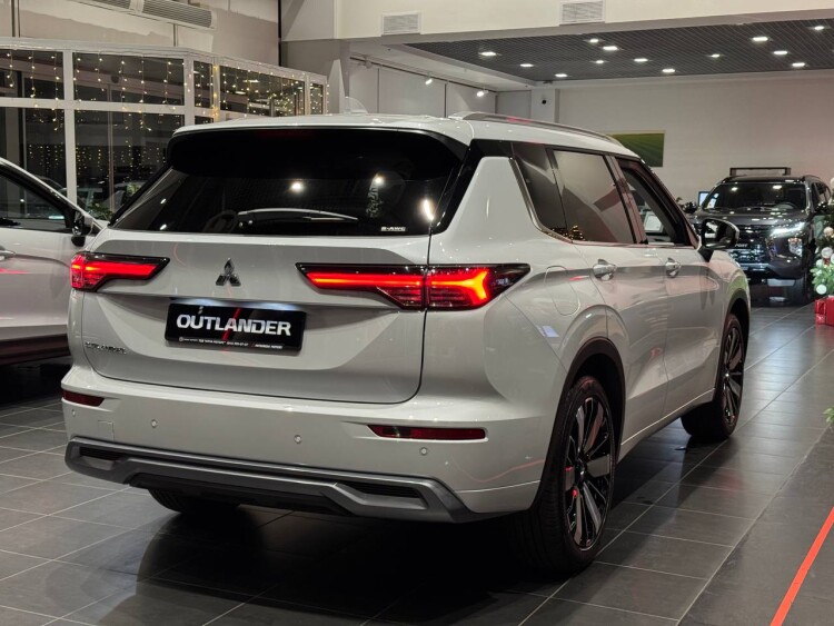 OUTLANDER ULTIMATE 2.5 CVT 4WD