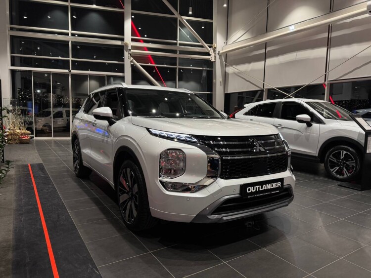 OUTLANDER ULTIMATE 2.5 CVT 4WD