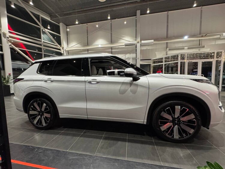 OUTLANDER ULTIMATE 2.5 CVT 4WD