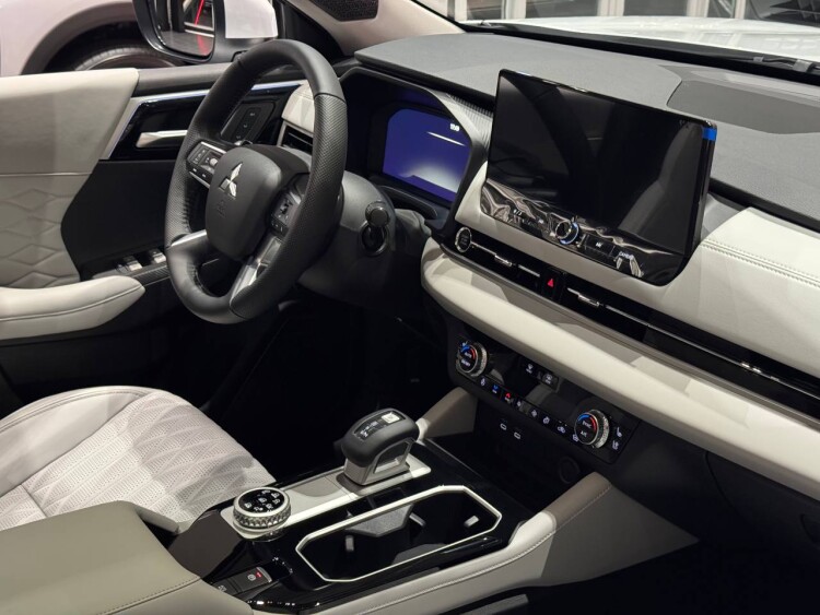 OUTLANDER ULTIMATE 2.5 CVT 4WD