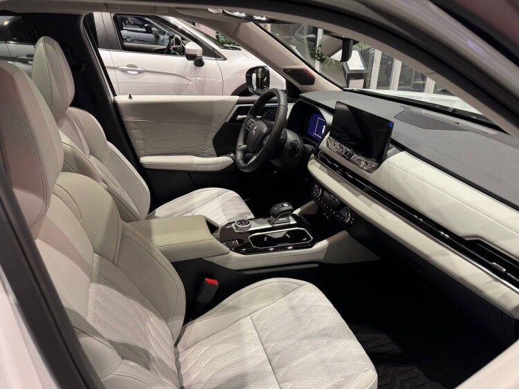 OUTLANDER ULTIMATE 2.5 CVT 4WD