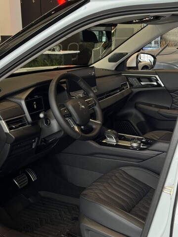 OUTLANDER ULTIMATE 2.5 CVT 4WD