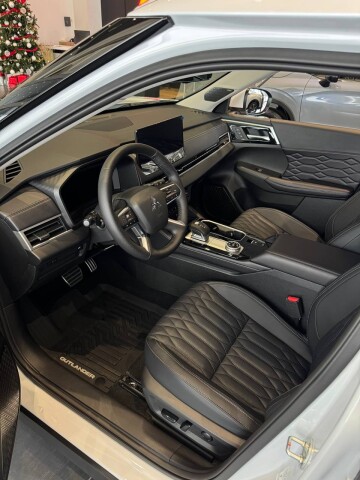 OUTLANDER ULTIMATE 2.5 CVT 4WD