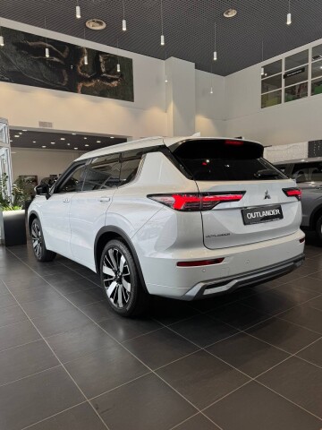 OUTLANDER ULTIMATE 2.5 CVT 4WD