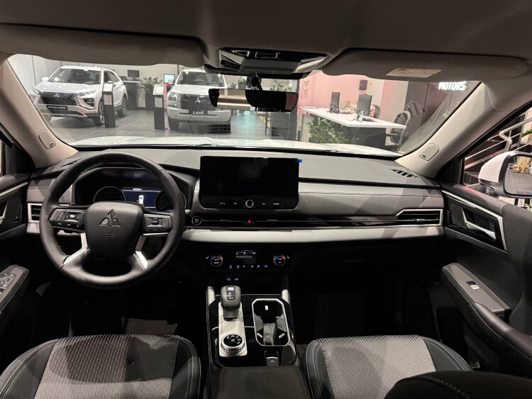 OUTLANDER BUSINESS 2.5 CVT 2WD