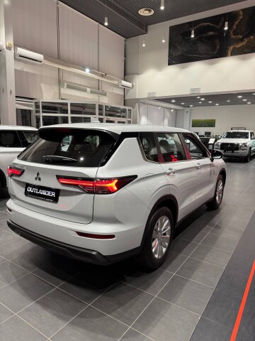 OUTLANDER BUSINESS 2.5 CVT 2WD