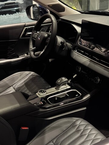 OUTLANDER ULTIMATE 2.5 CVT 4WD