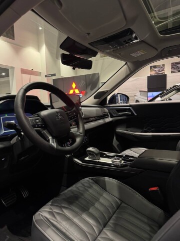 OUTLANDER ULTIMATE 2.5 CVT 4WD