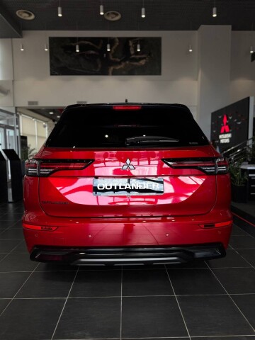 OUTLANDER ULTIMATE 2.5 CVT 4WD