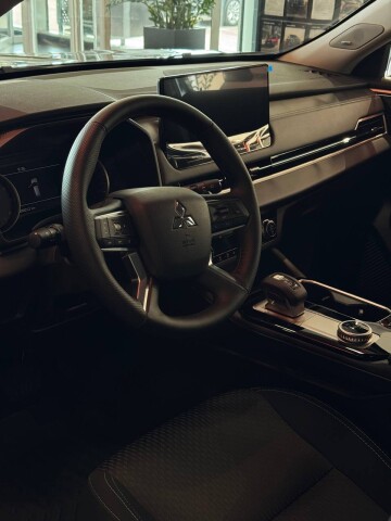 OUTLANDER BUSINESS 2.5 CVT 2WD