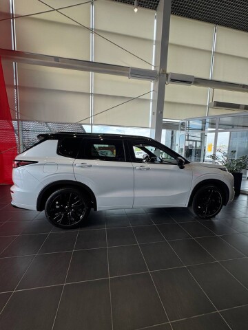 OUTLANDER ULTIMATE 2.5 CVT 4WD