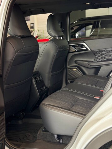 OUTLANDER ULTIMATE 2.5 CVT 4WD