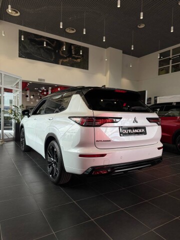 OUTLANDER ULTIMATE 2.5 CVT 4WD
