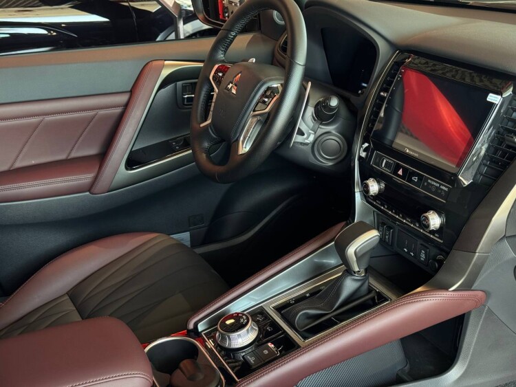 PAJERO SPORT ULTIMATE 3.0V6 8AT 4WD