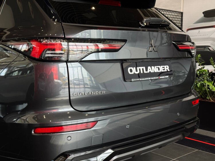 OUTLANDER ULTIMATE BLACK 2.5 CVT 4WD