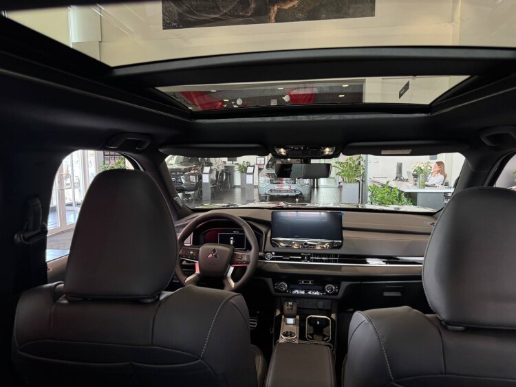 OUTLANDER ULTIMATE BLACK 2.5 CVT 4WD