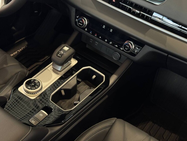 OUTLANDER ULTIMATE BLACK 2.5 CVT 4WD