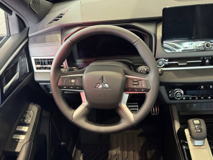 OUTLANDER ULTIMATE BLACK 2.5 CVT 4WD