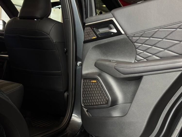 OUTLANDER ULTIMATE BLACK 2.5 CVT 4WD