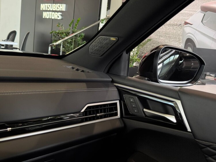 OUTLANDER ULTIMATE BLACK 2.5 CVT 4WD