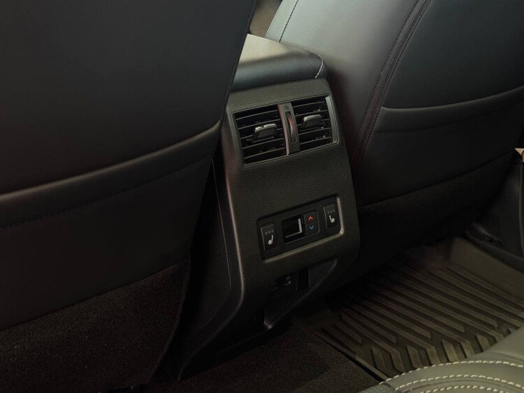 OUTLANDER ULTIMATE BLACK 2.5 CVT 4WD