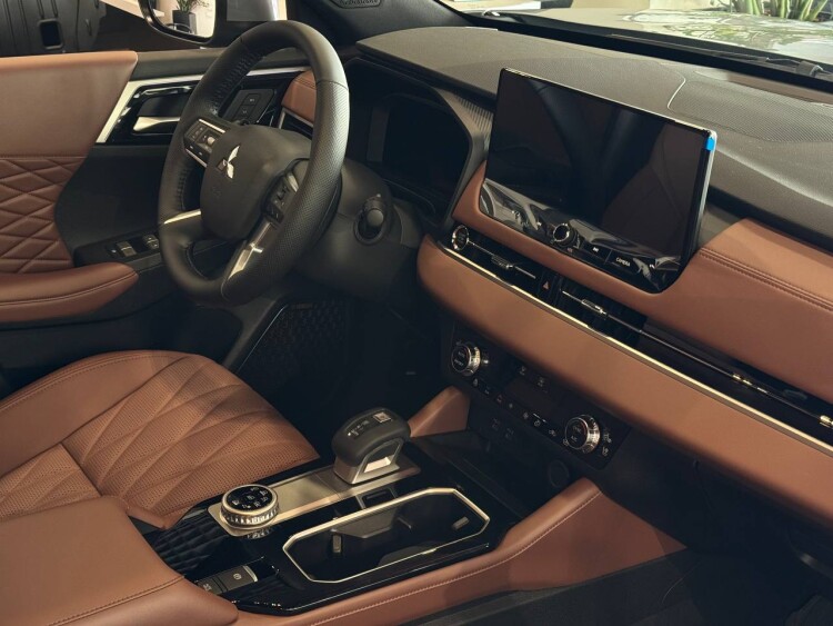 OUTLANDER ULTIMATE PLUS 2.5 CVT 4WD