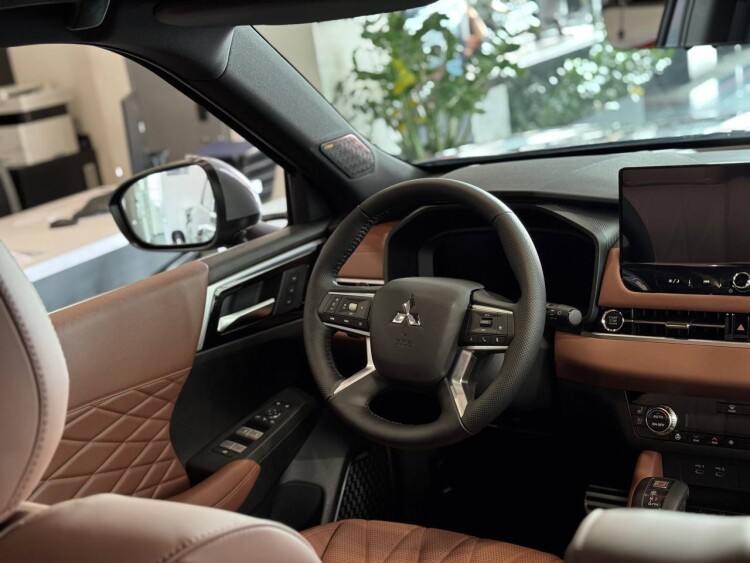 OUTLANDER ULTIMATE PLUS 2.5 CVT 4WD