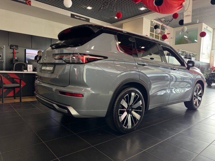 OUTLANDER ULTIMATE PLUS 2.5 CVT 4WD
