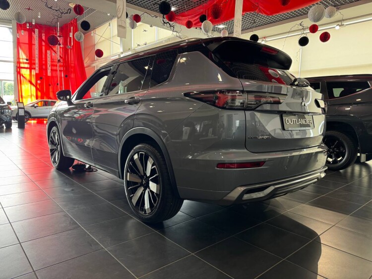 OUTLANDER ULTIMATE PLUS 2.5 CVT 4WD
