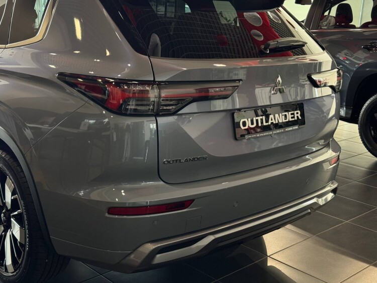 OUTLANDER ULTIMATE PLUS 2.5 CVT 4WD