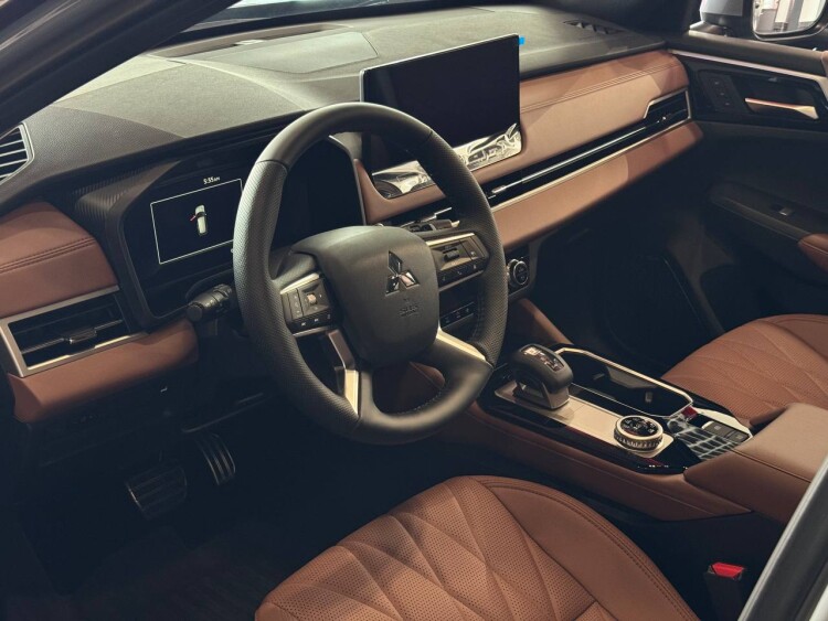OUTLANDER ULTIMATE PLUS 2.5 CVT 4WD