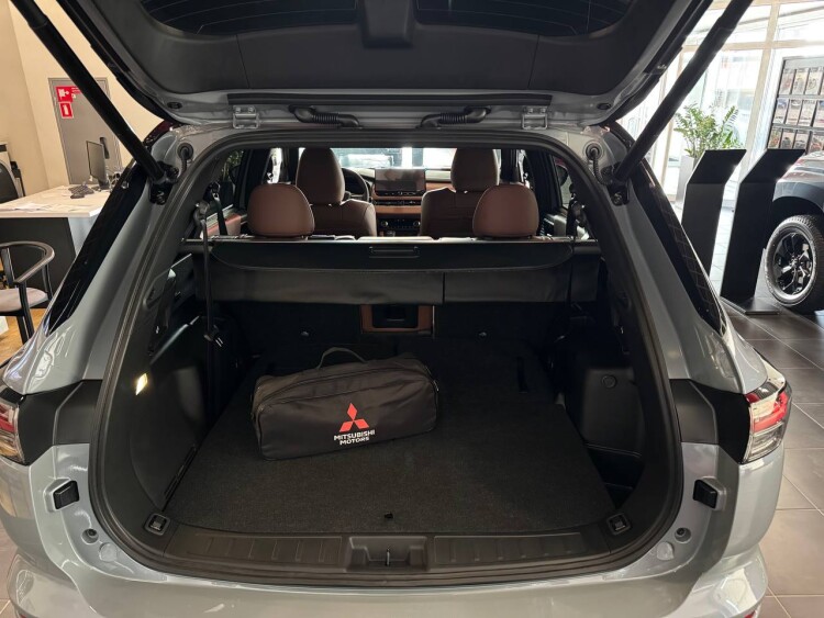 OUTLANDER ULTIMATE PLUS 2.5 CVT 4WD