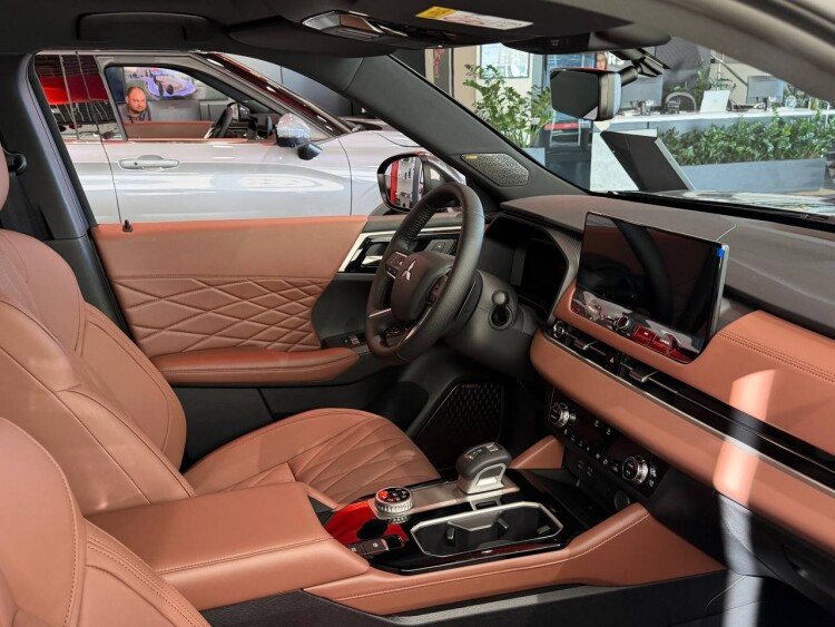 OUTLANDER ULTIMATE PLUS 2.5 CVT 4WD