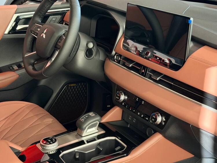 OUTLANDER ULTIMATE PLUS 2.5 CVT 4WD