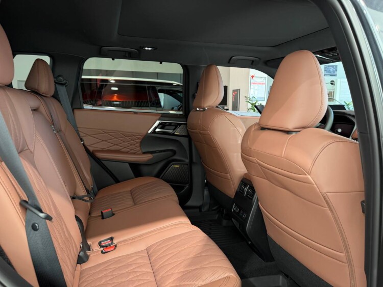OUTLANDER ULTIMATE PLUS 2.5 CVT 4WD