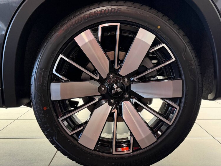 OUTLANDER ULTIMATE PLUS 2.5 CVT 4WD
