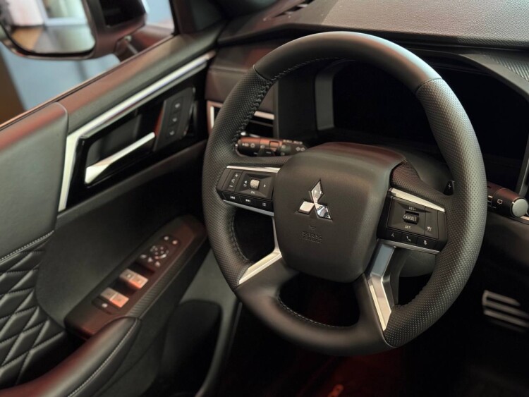 OUTLANDER ULTIMATE SAM 2.5 CVT 4WD