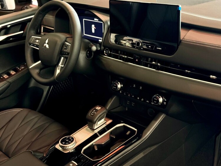OUTLANDER ULTIMATE SAM 2.5 CVT 4WD