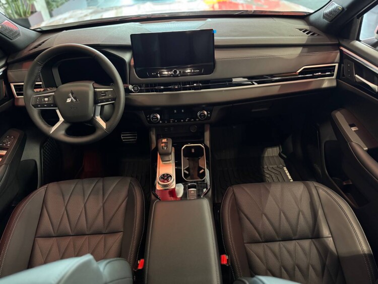 OUTLANDER ULTIMATE SAM 2.5 CVT 4WD