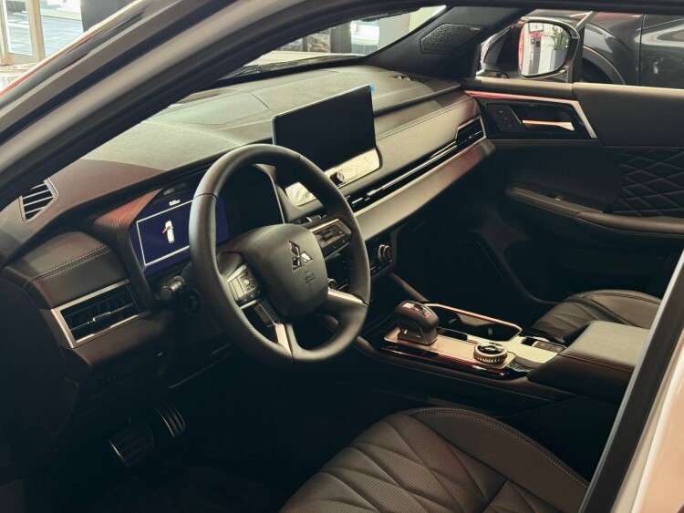 OUTLANDER ULTIMATE SAM 2.5 CVT 4WD